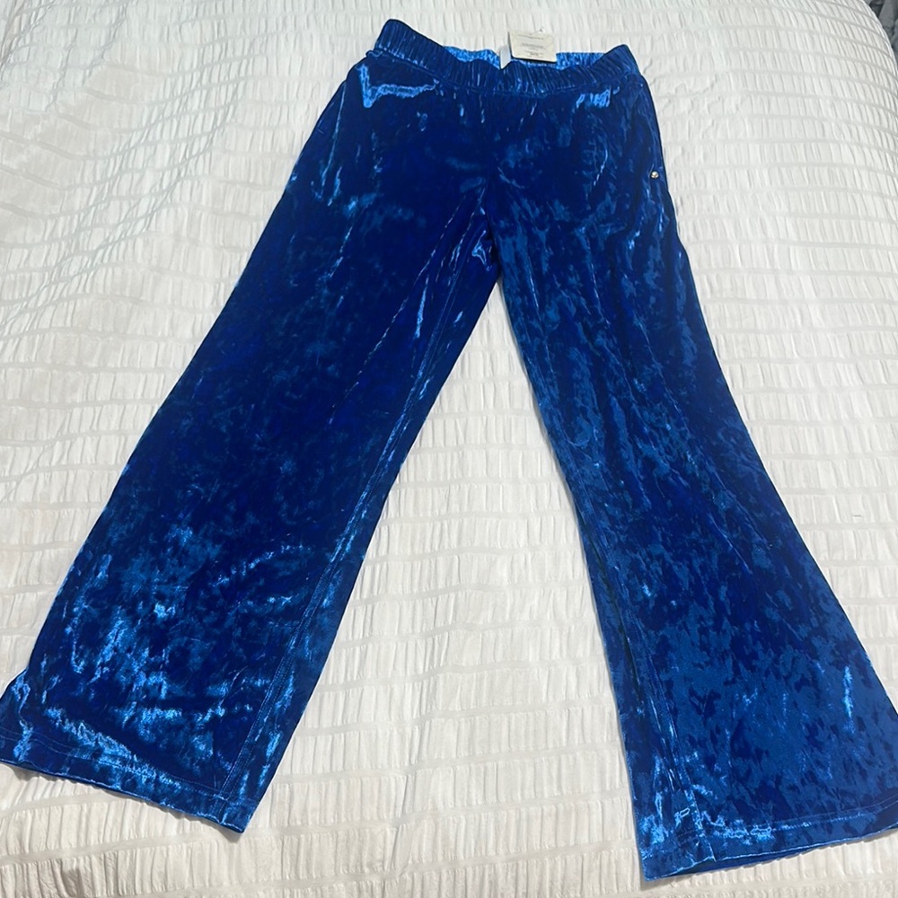 BRAND NEW Fabletics go-to crushed velour wide leg pant